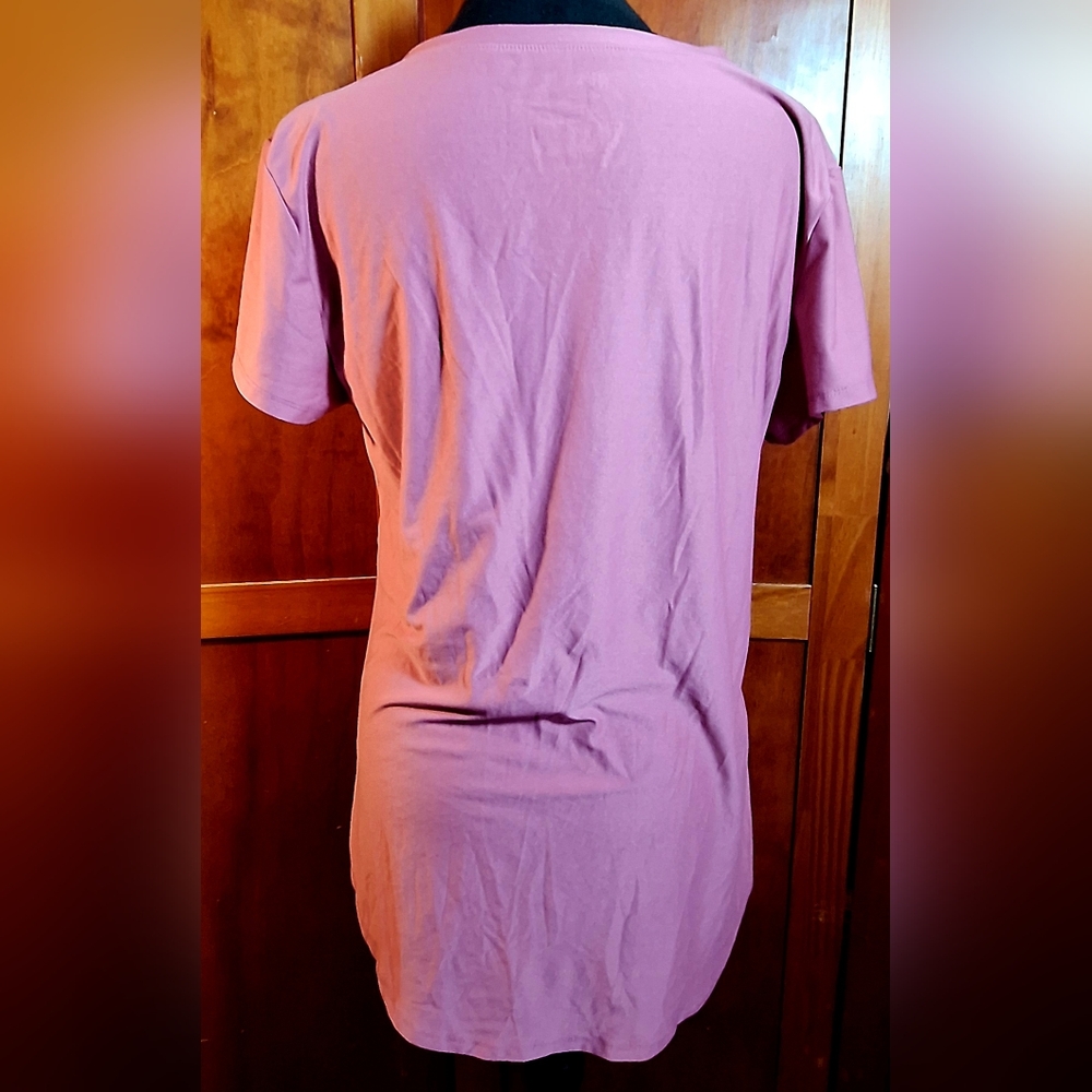 NO BOUNDARIES Mauve Graphic V-Neck Tee - Picture 4 of 5